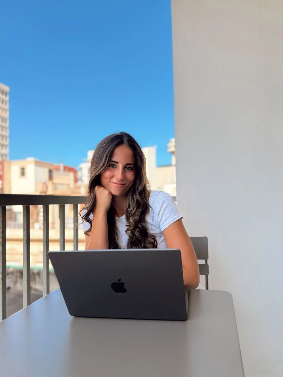 Andrea Pilan trabajando con su portátil